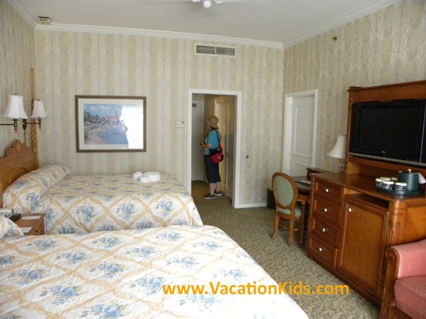 Standard rooms at the Grand Floridian offer 2 queen beds and a daybed. These rooms are family of 5 friendly (plus on infant under 3)