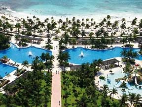 huge free form pools at the Barcelo Maya Colonial all inclusive resort