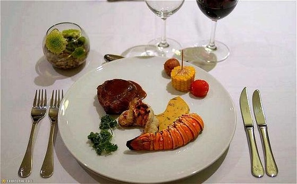 Guests at the Iberostar Maya can enjoy fine dining at 6 restaurants at their resort or any of the other 8 family friendly restaurants in the complex