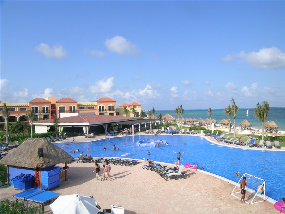 Guests can choose from 4 pools at the Ocean Coral & Turquesa