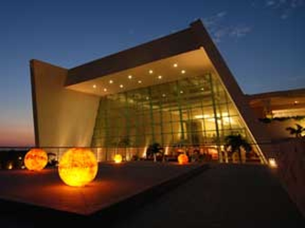 Grand Sirenis Mayan Beach takes on a whole new atmosphere when it lights up at Night