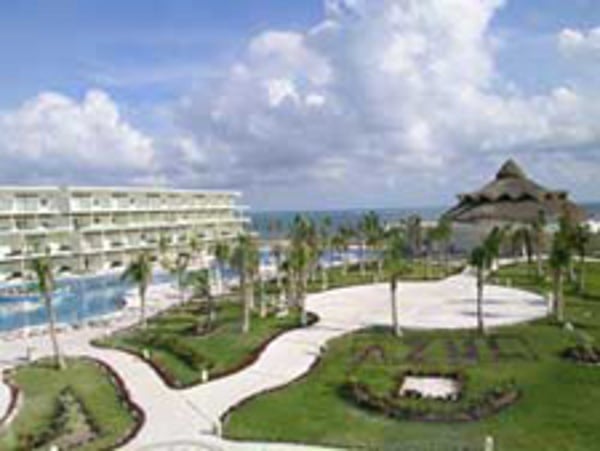 View of the Azul Sensatori grounds and pool