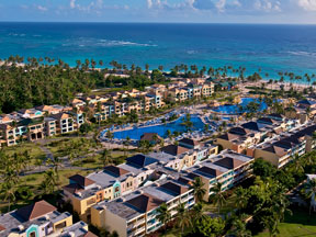 Look at the pool and the ocean here and you'll know how Ocean Blue Resort got it's name