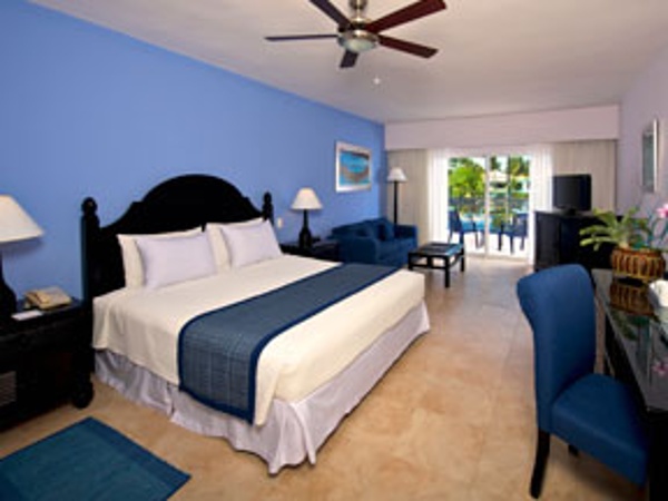 The all Suite Ocean Blue Resort is family of 5 friendly allowing 3 kids and 2 adults to share each suite.