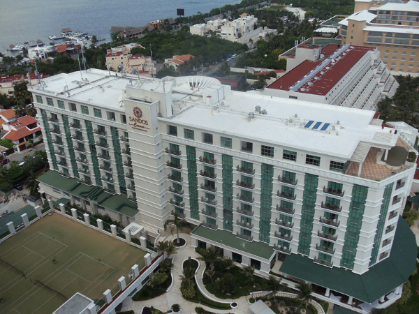 Sandos Cancun is nestled between Cancun beach and the lagoon