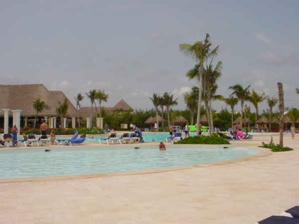 Guests of the Grand Palladium Kantenah can enjoy a swim in any of the complex huge pools.