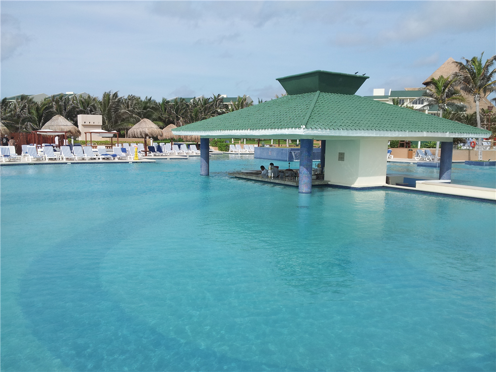 Iberostar Cancun pool and bar