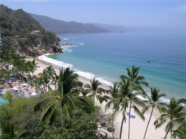 View of the left side of the beach at Dreams Puerto Vallarta