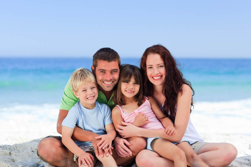 Мама папа на пляже. Семья на пляже. Семья на фоне моря. Фотографии семьи на море. Семья со счастливым ребёнком.